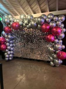 PAREDE PRATA COM BALOES DECORAÇÃO COM BALÕES